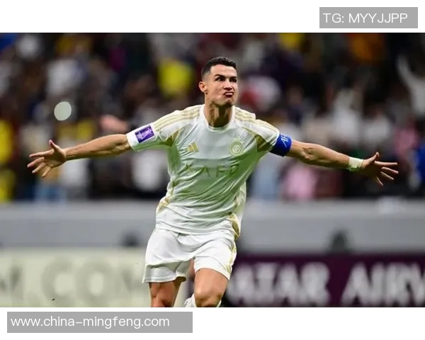 哪个足球明星在比赛中撩头发引发球迷热议和关注的瞬间